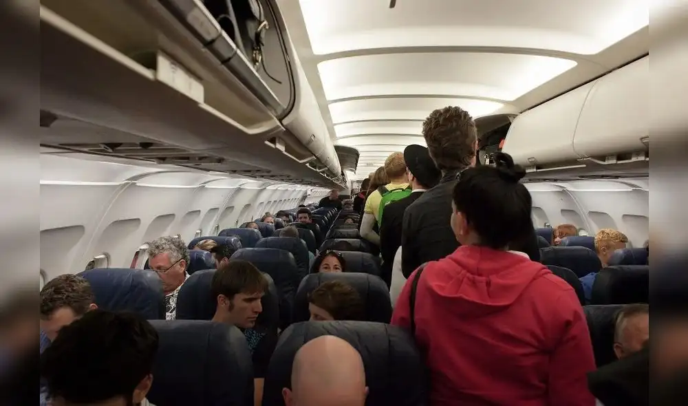 Los pasajeros del avión tuvieron que intervenir para evitar que el hombre continúe con su actitud agresiva. Foto: Antena 3