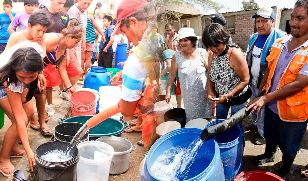 Priorizar el uso del agua almacenada para necesidades básicas como consumo, preparación de alimentos e higiene personal. Foto: composición LR/Andina