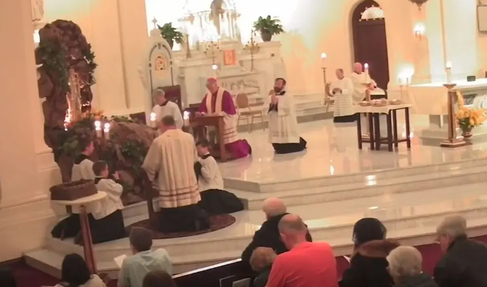 Feligreses seguían la transmisión en vivo desde la Catedral de Nuestra Señora de Lourdes, en Washington, cuando el ataque al padre Gaines los dejó atónitos. Foto: Telemundo