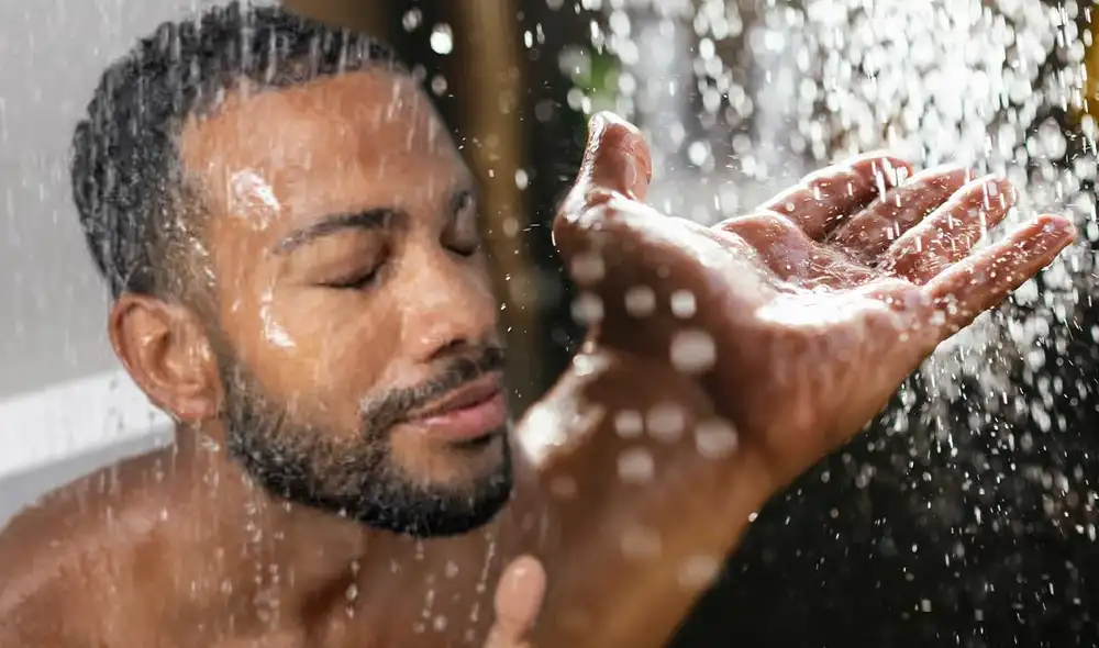 El baño es una actividad esencial para la higiene personal. Foto: Composición LR/Difusión El baño es una actividad esencial para la higiene personal. Foto: Composición LR/Difusión