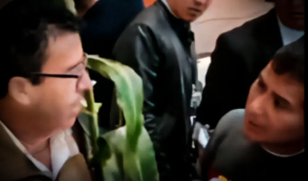 Edwin Martínez fue increpado por distintos periodistas cuando salía de la sesión descentralizada de la Comisión Agraria en Cusco. Foto: La República.