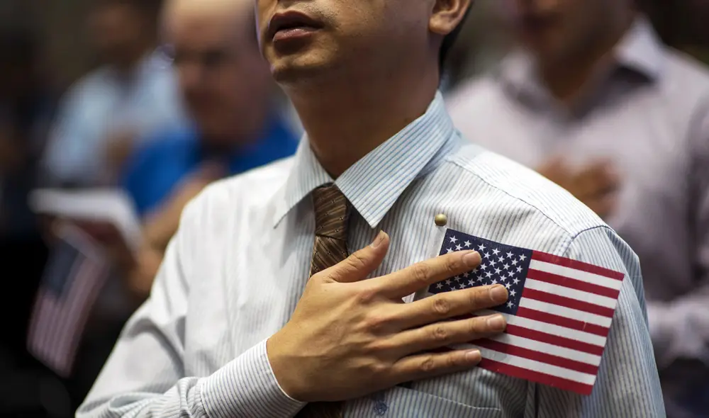 La regla "4 años y 1 día" permite a quienes regresan tras una ausencia prolongada restablecer su elegibilidad. Conocer estos requisitos es vital para avanzar en el proceso de naturalización. Foto: Rusulaw