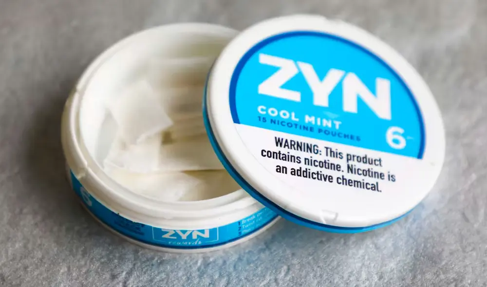 Este nivel de exposición del ‘Zyn’ genera dependencia rápida y aumenta el riesgo de daños irreversibles, según expertos en EE. UU. Foto: Telemundo Este nivel de exposición del ‘Zyn’ genera dependencia rápida y aumenta el riesgo de daños irreversibles, según expertos en EE. UU. Foto: Telemundo