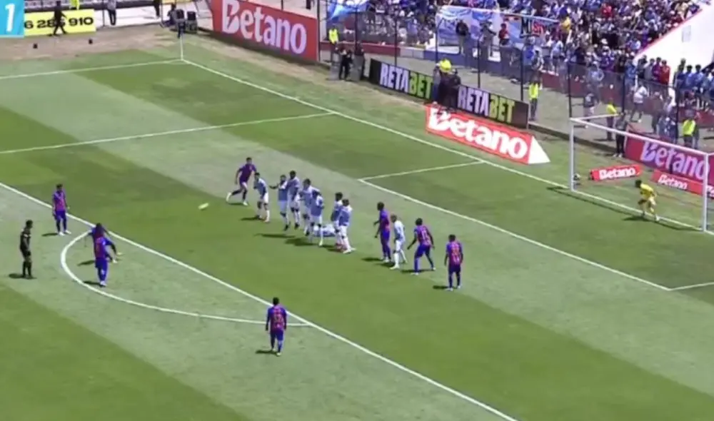 Marcos Lliuya ejecutó un perfecto tiro libre para convertir el empate de Alianza Universidad. Foto: captura/L1 Max