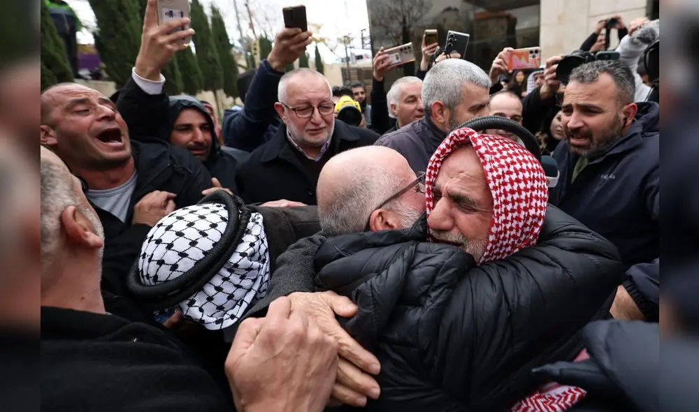 En Ramallah, Cisjordania, el liberado palestino recibe los besos y abrazos de sus seres queridos. Foto: AFP En Ramallah, Cisjordania, el liberado palestino recibe los besos y abrazos de sus seres queridos. Foto: AFP