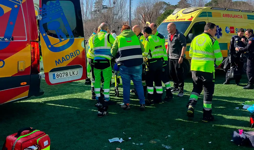 Mediante el RPC que brindaron los futbolistas al árbitro, el joven réferi pudo establecerse luego de sufrir paro cardiaco. Foto: composición LR Mediante el RPC que brindaron los futbolistas al árbitro, el joven réferi pudo establecerse luego de sufrir paro cardiaco. Foto: composición LR