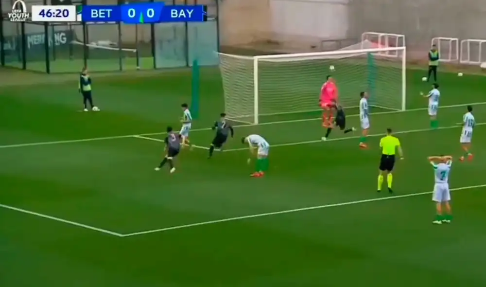 Félipe Chávez conviritó en el partido entre Bayern Múnich vs Real Betis. Foto: captura/UEFA