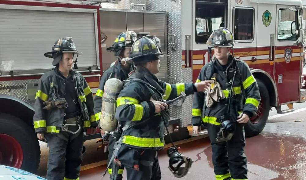 Bomberos de Nueva York en pleno incendio | Foto: Lr/CNN