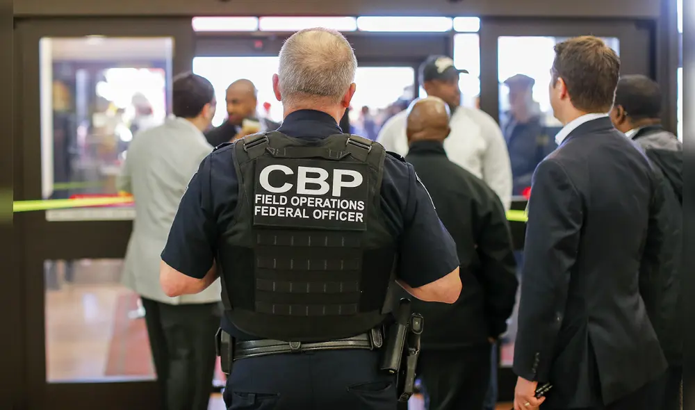 El refuerzo de los controles en los aeropuertos de EE.UU. responde a la política migratoria actual, que busca priorizar la seguridad y la regulación estricta del ingreso al país. Foto: Erik S. Lesser/EPA/REDUX El refuerzo de los controles en los aeropuertos de EE.UU. responde a la política migratoria actual, que busca priorizar la seguridad y la regulación estricta del ingreso al país. Foto: Erik S. Lesser/EPA/REDUX