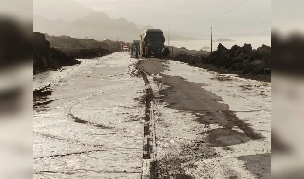 Huaicos bloquean la Panamericana Sur. Foto: La República