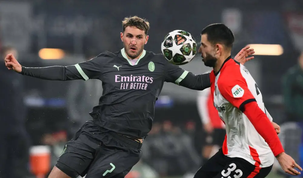 Santiago Giménez jugó como titular en la derrota del AC Milan ante Feyenoord. Foto: AFP