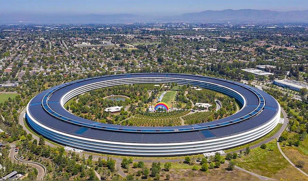 Apple Park, la sede de Apple, destaca por su diseño futurista y sostenible. Este icónico campus, concebido por Steve Jobs, simboliza la innovación tecnológica y el compromiso ecológico de la empresa. Foto: Arne Müseler