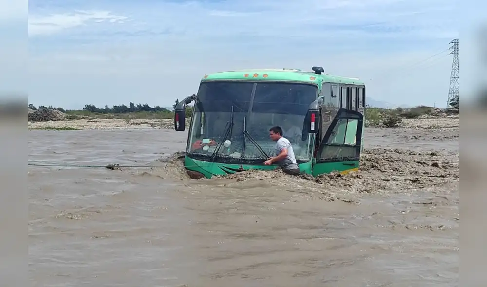 Los ocupantes fueron llevados a un centro de salud sin reportes de víctimas fatales. Foto: andina Los ocupantes fueron llevados a un centro de salud sin reportes de víctimas fatales. Foto: andina