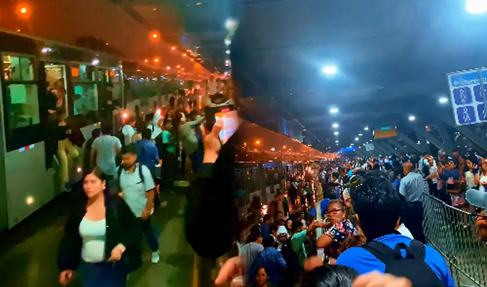 Golpe de calor obligó a pasajeros del Metropolitano a abandonar los buses. Foto: Composición LR