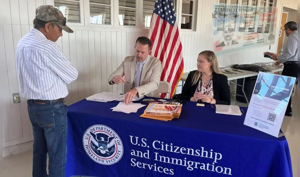 Existen procedimientos que debes realizar mientras se procesa tu solicitud para obtener la Green Card en USA. Foto: Composición LR/Barnes&Thornburg/WP Existen procedimientos que debes realizar mientras se procesa tu solicitud para obtener la Green Card en USA. Foto: Composición LR/Barnes&Thornburg/WP