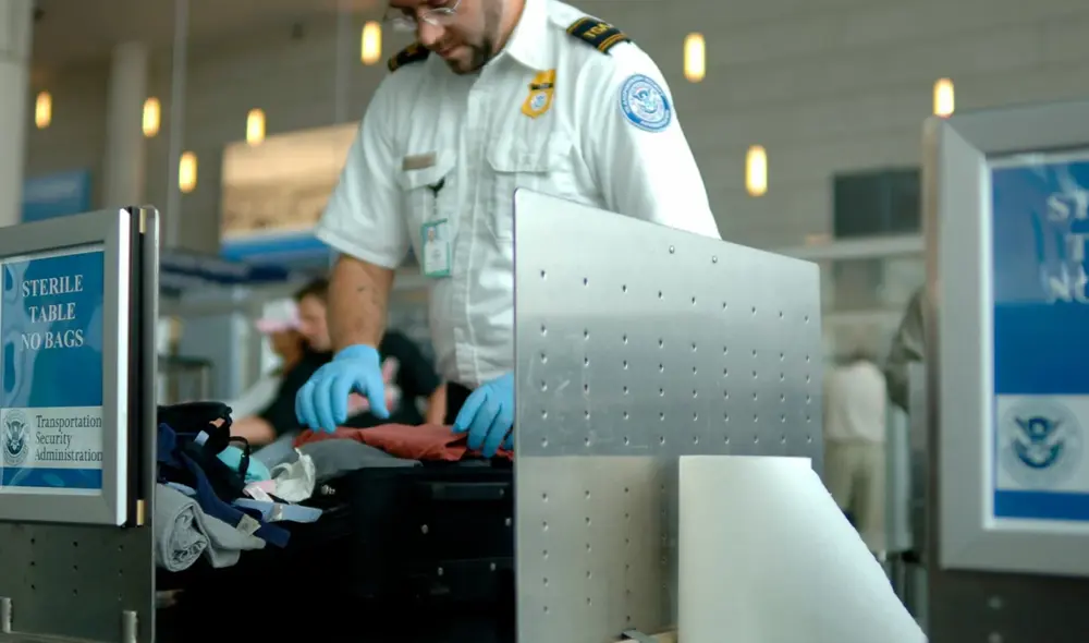 Uno de los errores más comunes es llevar líquidos en envases que superan los 100 ml. Foto: Gizmodo.