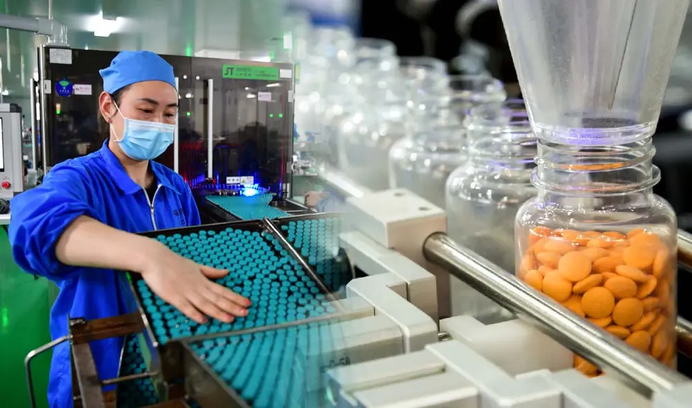 La biotecnología china gana terreno en la industria biofarmacéutica y atrae a farmacéuticas de Estados Unidos con medicamentos innovadores y de bajo costo. Foto. composición LR/China Daily/Shutterstock La biotecnología china gana terreno en la industria biofarmacéutica y atrae a farmacéuticas de Estados Unidos con medicamentos innovadores y de bajo costo. Foto. composición LR/China Daily/Shutterstock