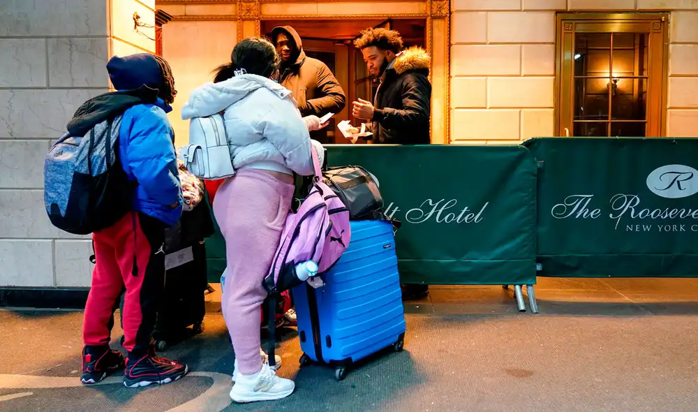 Este 14 de febrero, el gobernador de Nueva York, Eric Adams, confirmó la clausura de seis centros de emergencia destinados a albergar a solicitantes de asilo. Foto: CNN