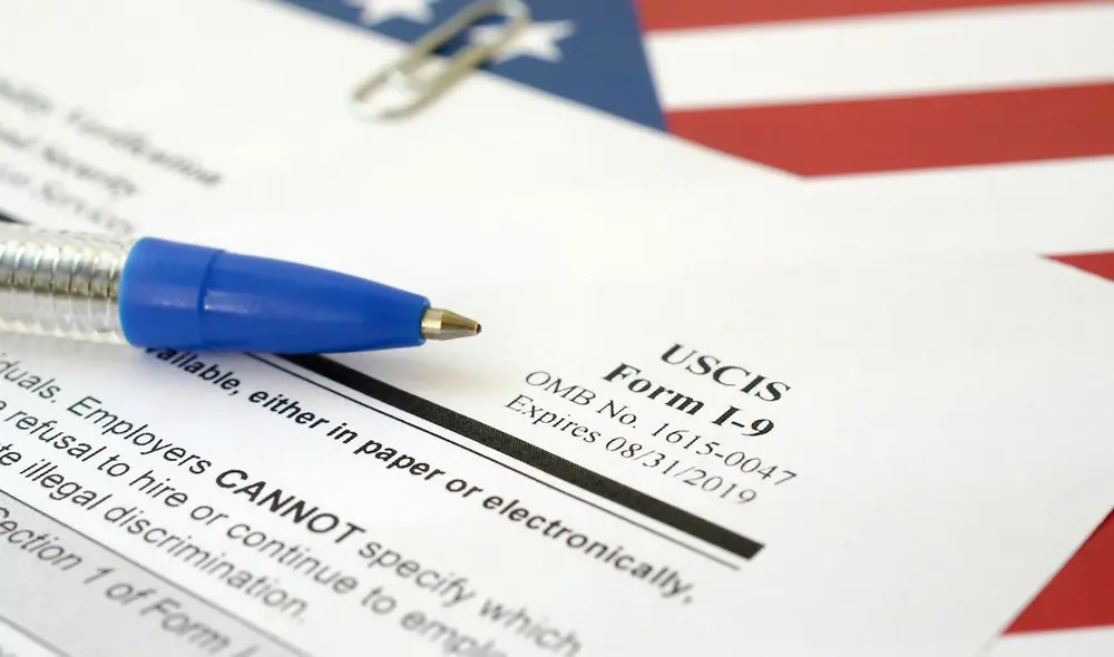 Completar correctamente el Formulario I-9 es crucial para evitar sanciones. Errores comunes incluyen omisiones en información y falta de firmas. Capacitación y auditorías ayudan a prevenir multas.  Foto: USCIS