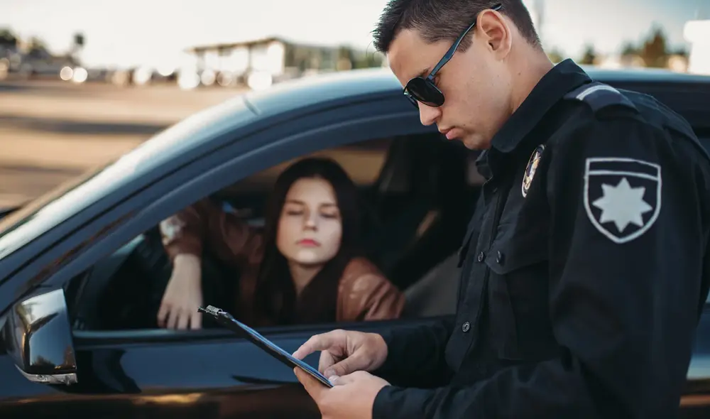 Este documento deberás presentar si te detienen en California cuando manejas. Foto: AFP