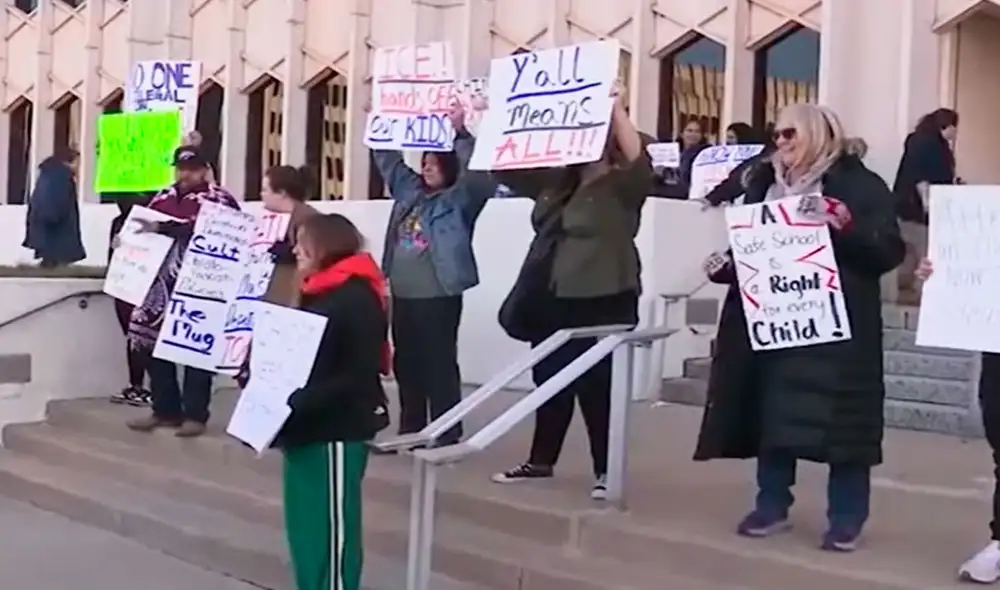 El distrito ha distribuido tarjetas rojas que detallan los derechos legales de los residentes, sin importar su estatus migratorio en EE. UU. Foto: CNN