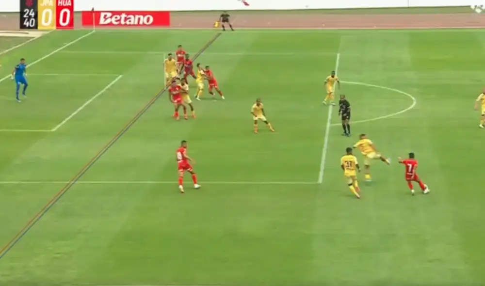 Jugada previa al tanto anulado de Sport Huancayo ante Juan Pablo II. Foto: L1 MAX