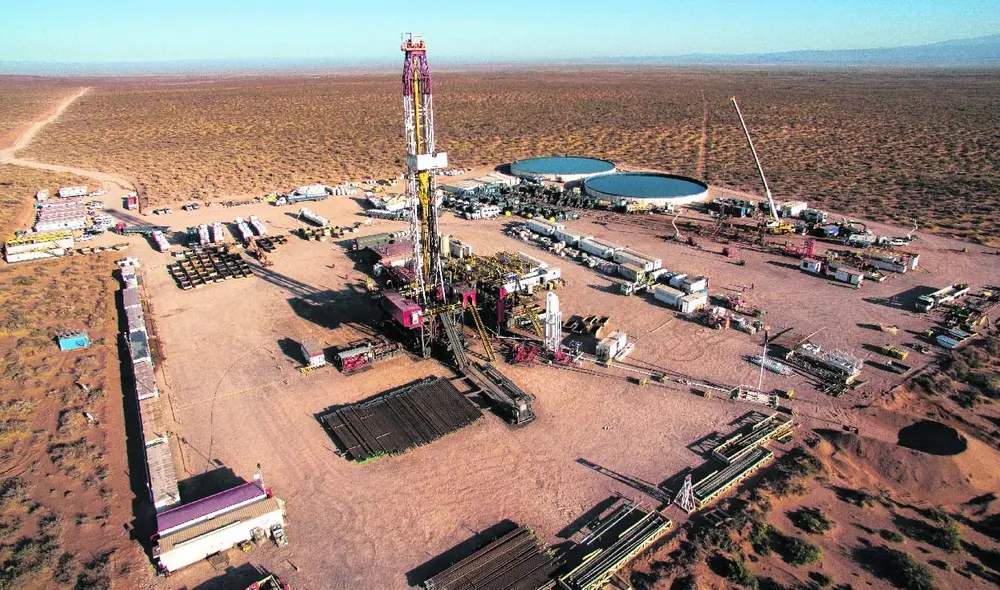 Vaca Muerta se posiciona como la principal apuesta energética de Argentina, albergando significativas reservas de petróleo y gas que transforman la economía del país. Foto: Diario Rio Negro Vaca Muerta se posiciona como la principal apuesta energética de Argentina, albergando significativas reservas de petróleo y gas que transforman la economía del país. Foto: Diario Rio Negro