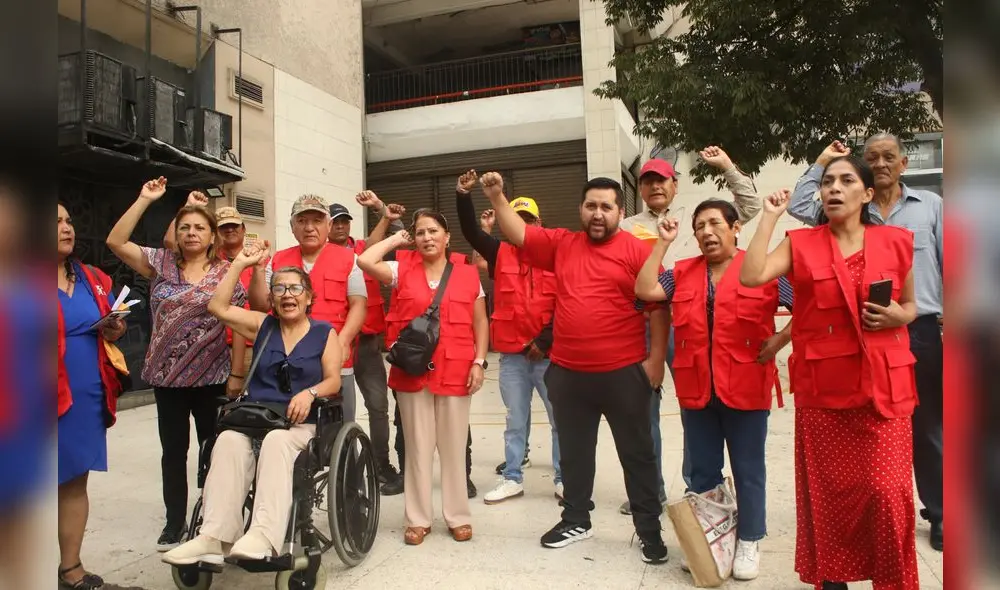 Propietarios denuncian que la exdirectiva les exigen cinco mil soles para permitir el ingreso de maquinaria al centro comercial. Foto: Carlos Félix Propietarios denuncian que la exdirectiva les exigen cinco mil soles para permitir el ingreso de maquinaria al centro comercial. Foto: Carlos Félix