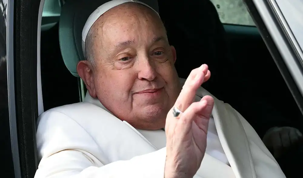 Los últimos exámenes médicos han llevado a ajustar su tratamiento, y el Vaticano asegura que el Papa necesita hospitalización para su recuperación.. Foto: AFP