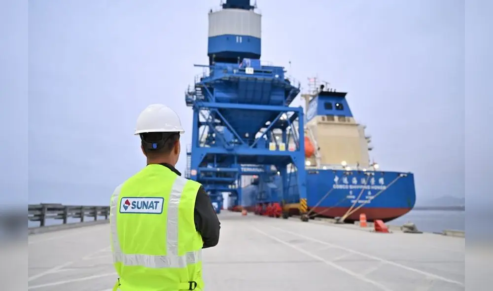 Personal de la Sunat en el megapuerto de Chancay. Foto: Sunat