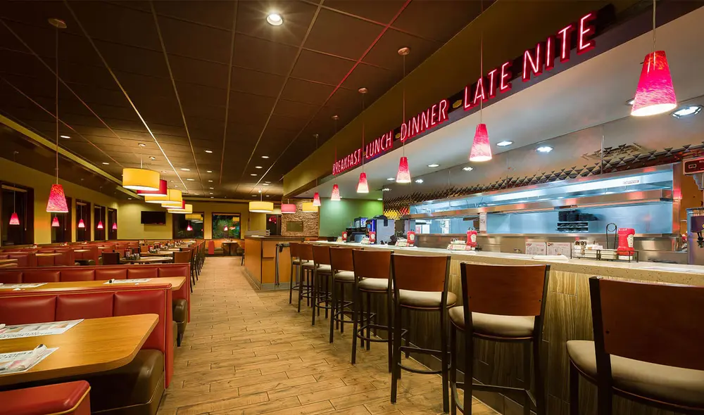 Denny's planea cerrar entre 70 y 90 sucursales en 2025, sumándose a las 88 que ya cerraron en 2024, buscando mejorar su flujo de caja y modernizar locales restantes. Foto: Dennys Denny's planea cerrar entre 70 y 90 sucursales en 2025, sumándose a las 88 que ya cerraron en 2024, buscando mejorar su flujo de caja y modernizar locales restantes. Foto: Dennys