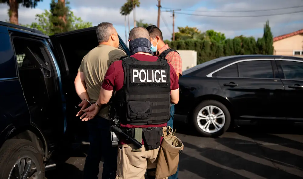 Conoce cuáles son tus derechos si eres detenido ante ICE, según expertos. Foto: Barriozona Magazine
