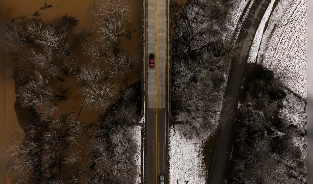 En esta vista aérea, el río Barren inunda alrededor de la Ruta 185 de Kentucky. Foto: Brett Carlsen/AFP.