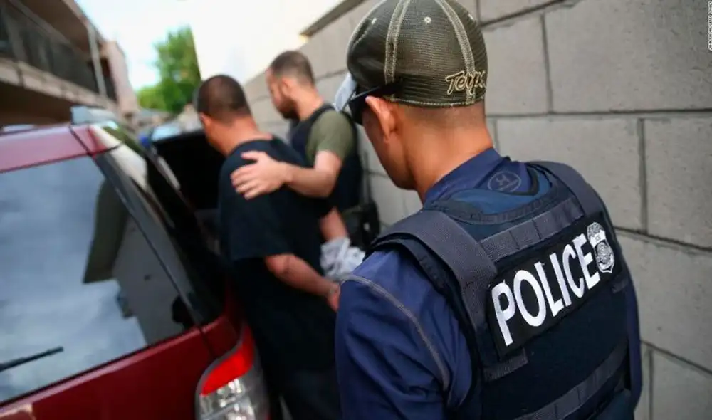 En el caso de los residentes permanentes, es fundamental portar la tarjeta de residencia o Green Card. Foto: CNN