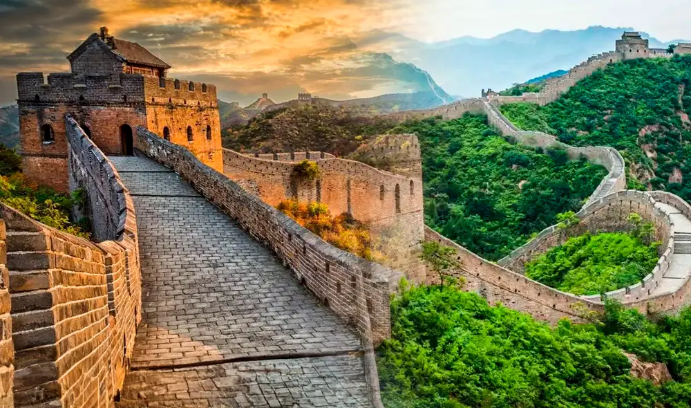 Qin Shi tomó la decisión de crear la Gran Muralla China a través de una fortificación de miles de kilómetros. Foto: composición LR/difusión