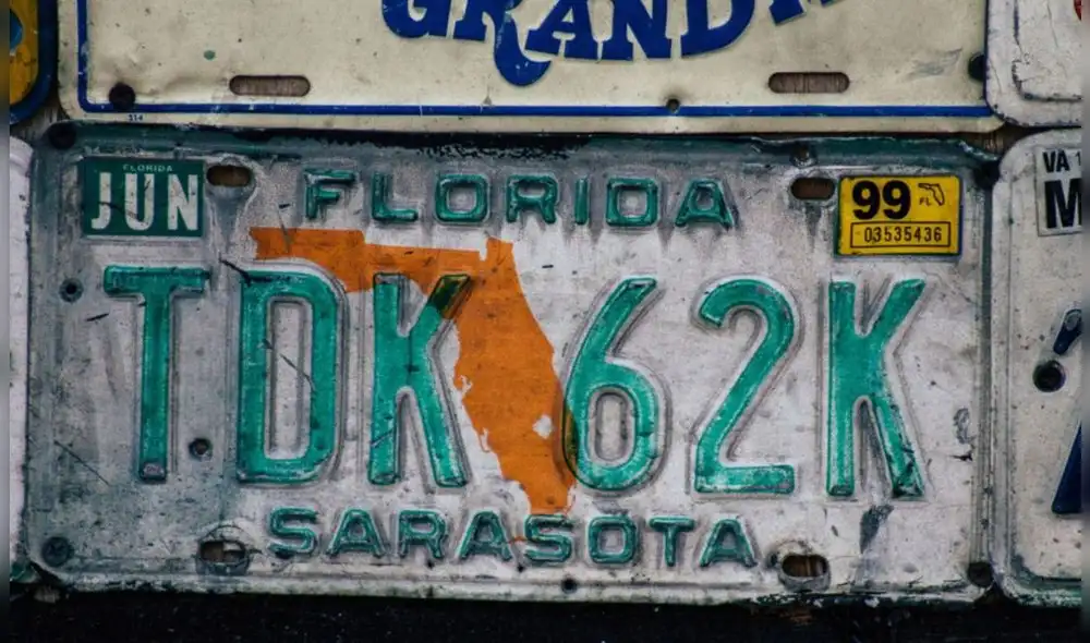 La legislación de tránsito en Florida ha establecido los motivos por mantener la placa sucia de los vehículos en el estados. Foto: Shutterstock