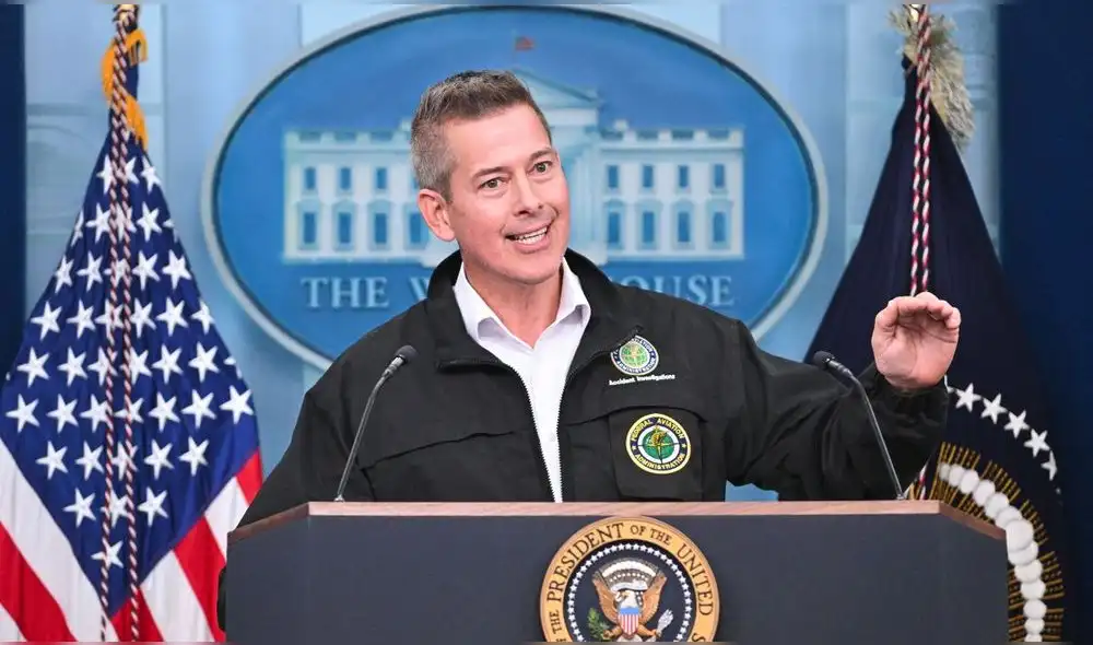 Sean Duffy habla durante una sesión informativa sobre el accidente aéreo entre el vuelo 5342 de American Airlines y el helicóptero militar Black Hawk, en Washington. Foto: AFP.