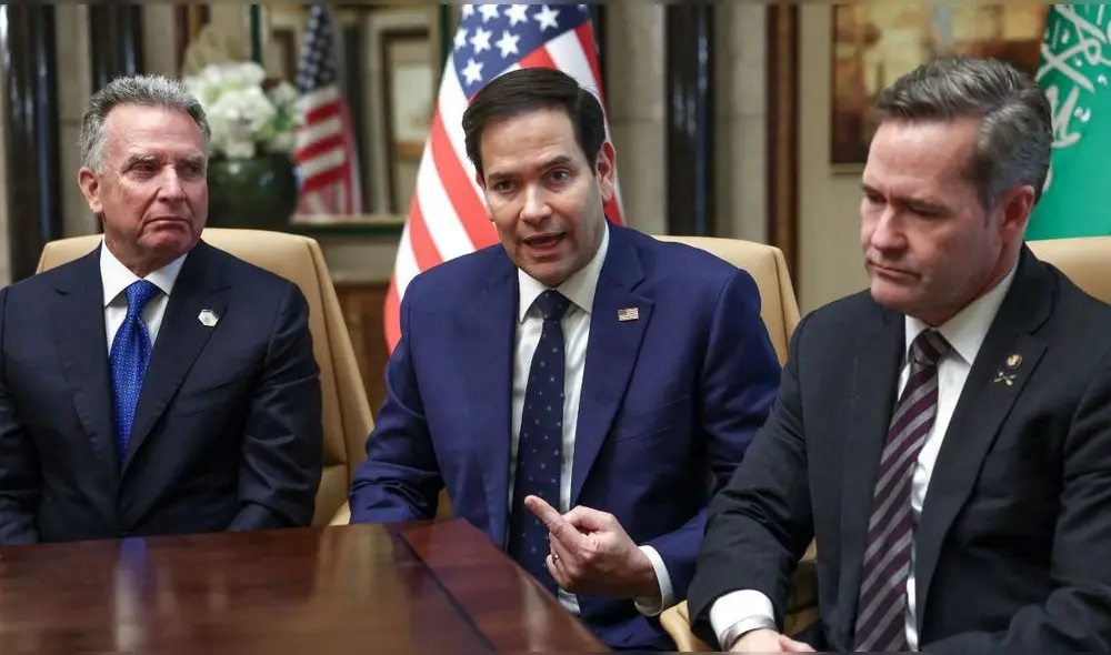 Steve Witkoff, Marco Rubio y Mike Waltz asisten a una entrevista después de reunión con representantes rusos, en el Palacio Diriyah (Riad). Foto: AFP.