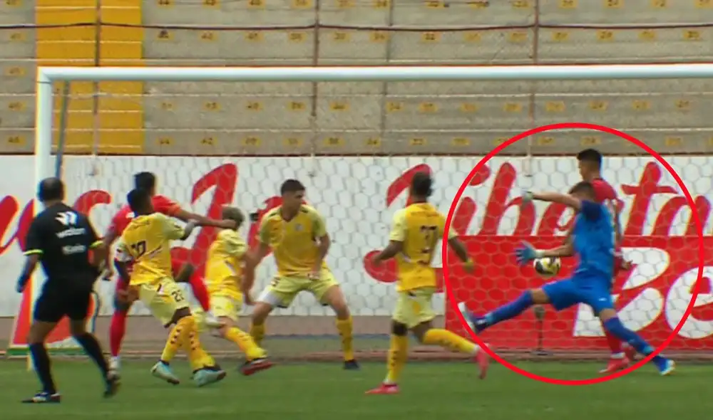 Mike Palomino anuló el tanto de Sport Huancayo ante Juan Pablo II por un offside de Janio Pósito. Foto: captura de YouTube/Conar