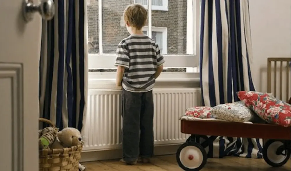 La ley de Florida advierte que no es apropiado que los menores de 12 años queden al cuidado de un hermano mayor de menos de 15 años. Foto: Freepik