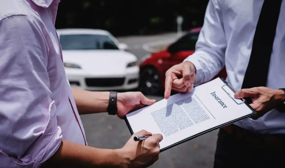 Inmigrantes sin residencia legal en Estados Unidos pueden registrar y asegurar un vehículo con la documentación adecuada, a pesar de las barreras existentes.  Foto: Freepik