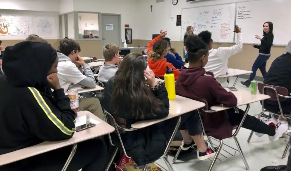 Un profesor fue acusado de hacer preguntar sobre el estatus legal a sus alumnos de California. Foto: AFP