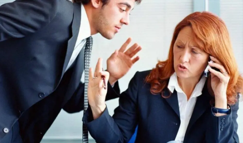 Desde la psicología, las personas que interrumpen constantemente las conversaciones pueden reflejar diferentes rasgos de personalidad. Foto: composición LR/El Confidencial