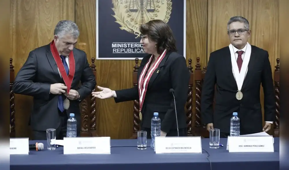 Delia Espinoza, fiscal de la Nación en conferencia de prensa con los fiscales del caso Lava Jato Delia Espinoza, fiscal de la Nación en conferencia de prensa con los fiscales del caso Lava Jato