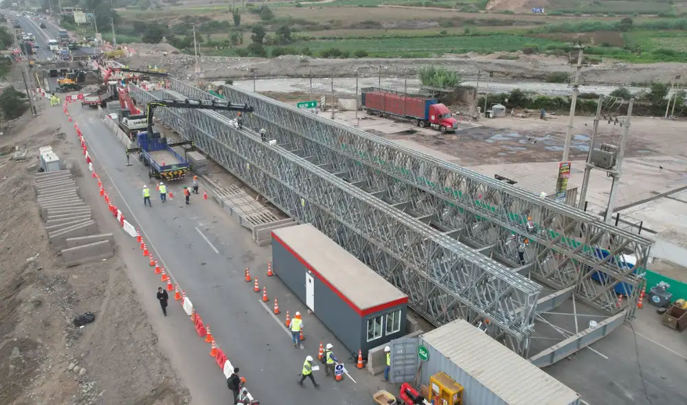 El colapso del puente dejó tres fallecidos tras la caída de un bus y un automóvil al río. Foto: andina
