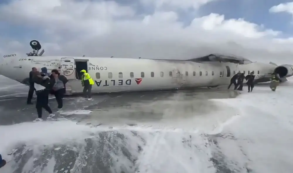 Debido al accidente en Toronto que milagrosamente no dejó ningún fallecido, la aerolínea promete un reembolso a pasajeros. Foto: CNN