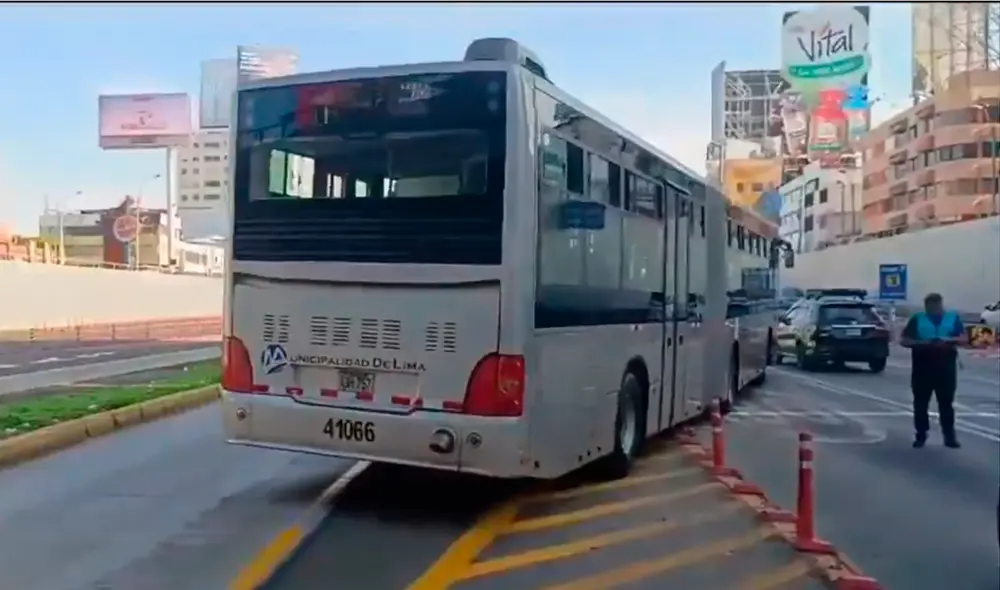 Buses usaron el carril regular de la Vía Expresa Paseo de la República. Foto: captura/ATU