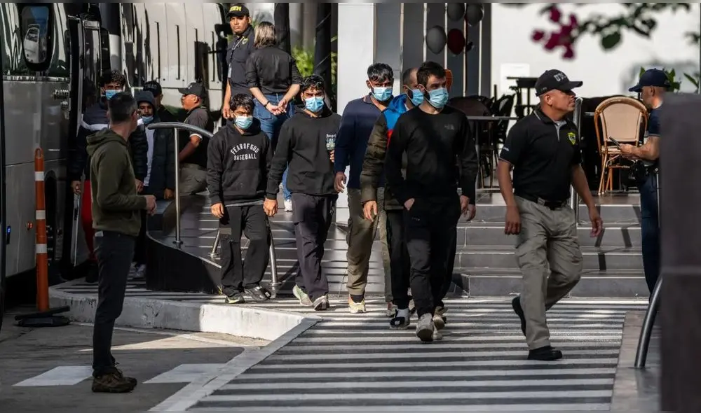 Migrantes deportados de EE. UU. ante el Hotel Decapolis el sábado pasado, en Panamá. Foto: Federico Rios.