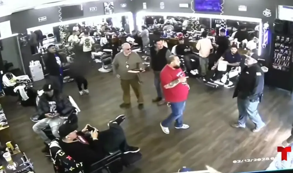 Un barbero se molestó debido a que agentes del ICE ingresaron sin una autorización a su local. Foto: captura de pantalla de Telemundo