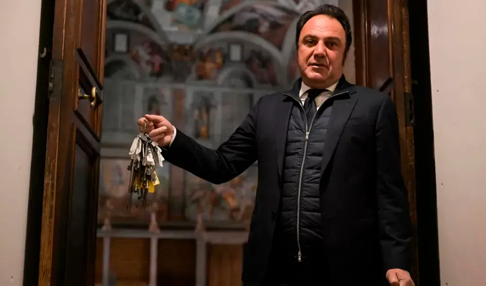 Gianni Crea recorre alrededor de 7,5 kilómetros por las instalaciones del Vaticano para abrir todas sus puertas. Foto: difusión Gianni Crea recorre alrededor de 7,5 kilómetros por las instalaciones del Vaticano para abrir todas sus puertas. Foto: difusión